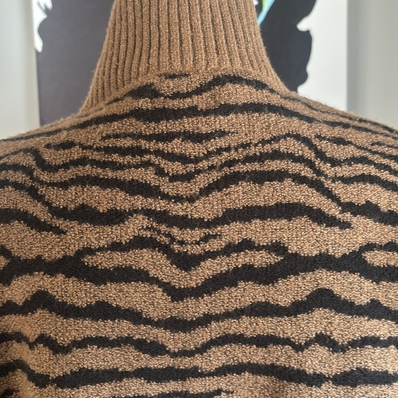 Lou & Grey Women Pull Over Sweater - Picture 9 of 11